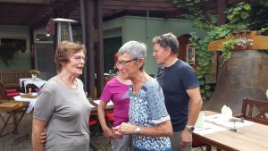 Die Gäste treffen sich im Gasthaus Löwen